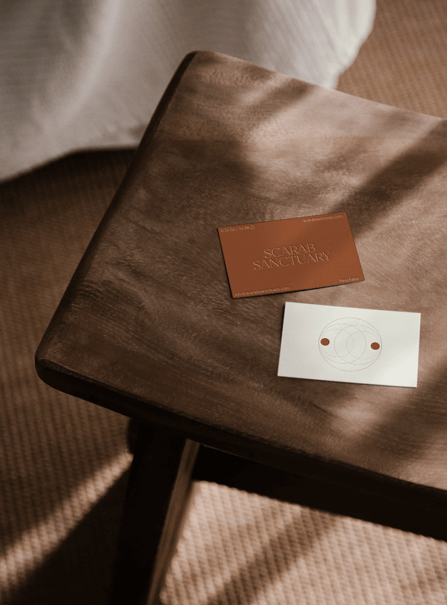 Scarab-Sanctuary-Portfolio-Kathrin-Pyplatz-Hocker-Mit-Vsitenkarten Scarab Sanctuary Portfolio Kathrin Pyplatz Hocker mit Vsitenkarten